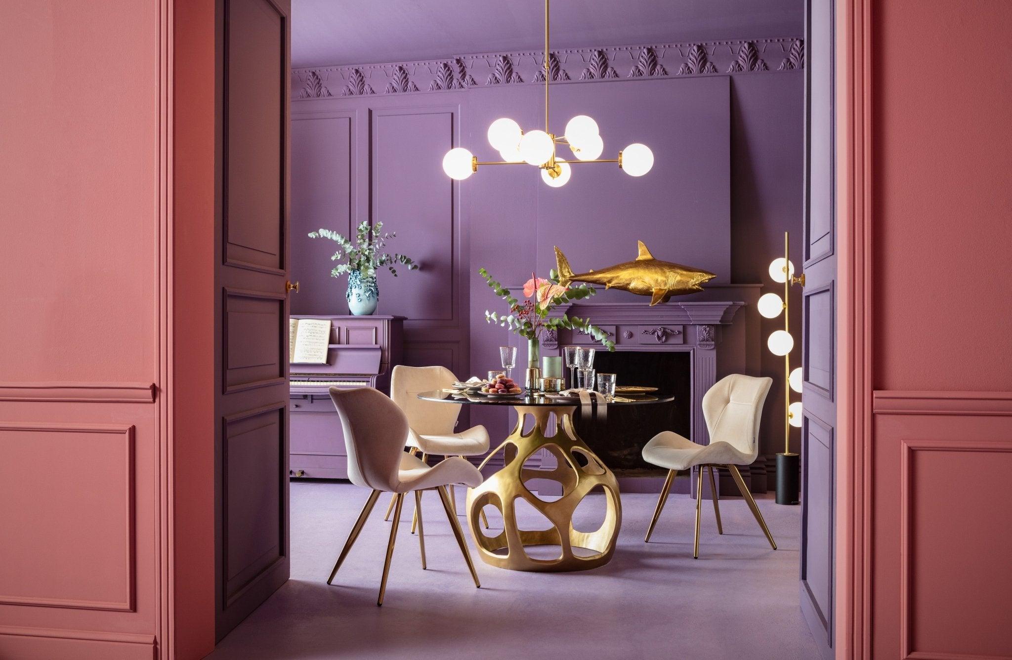 kobiety w różowym salonie