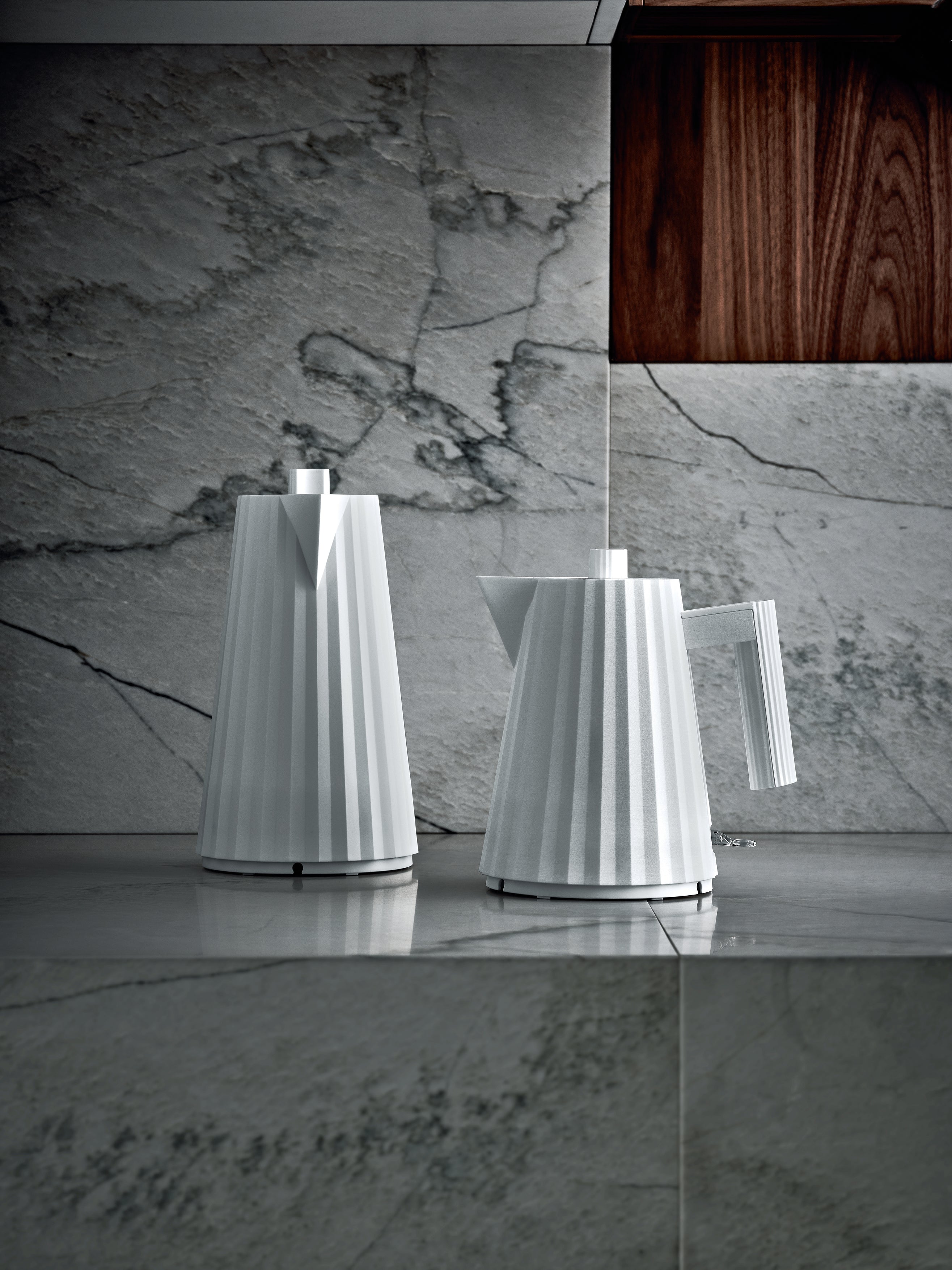 Plissé electric kettle white