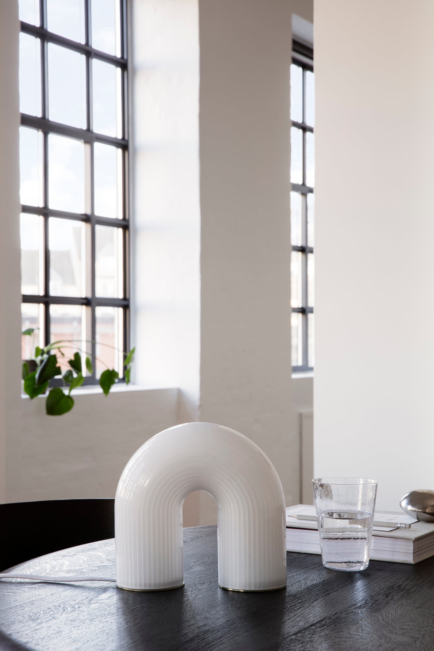 Table lamp VUELTA Milk glass