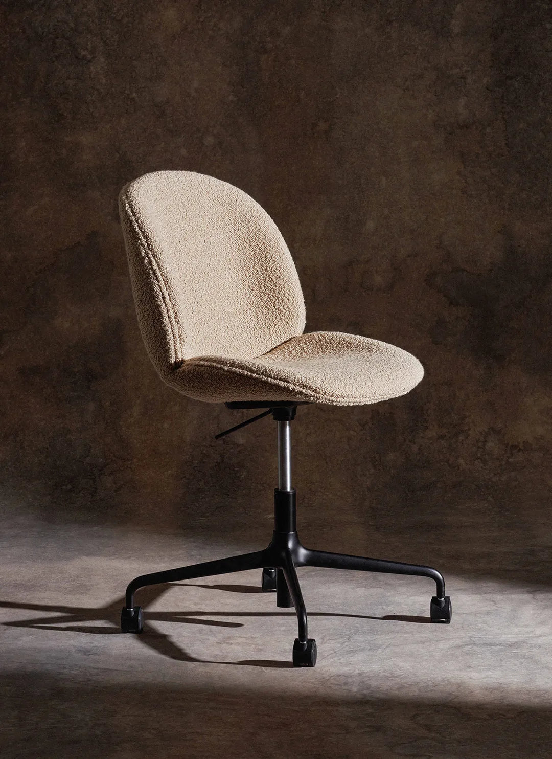 BEETLE upholstered office chair with oak wood