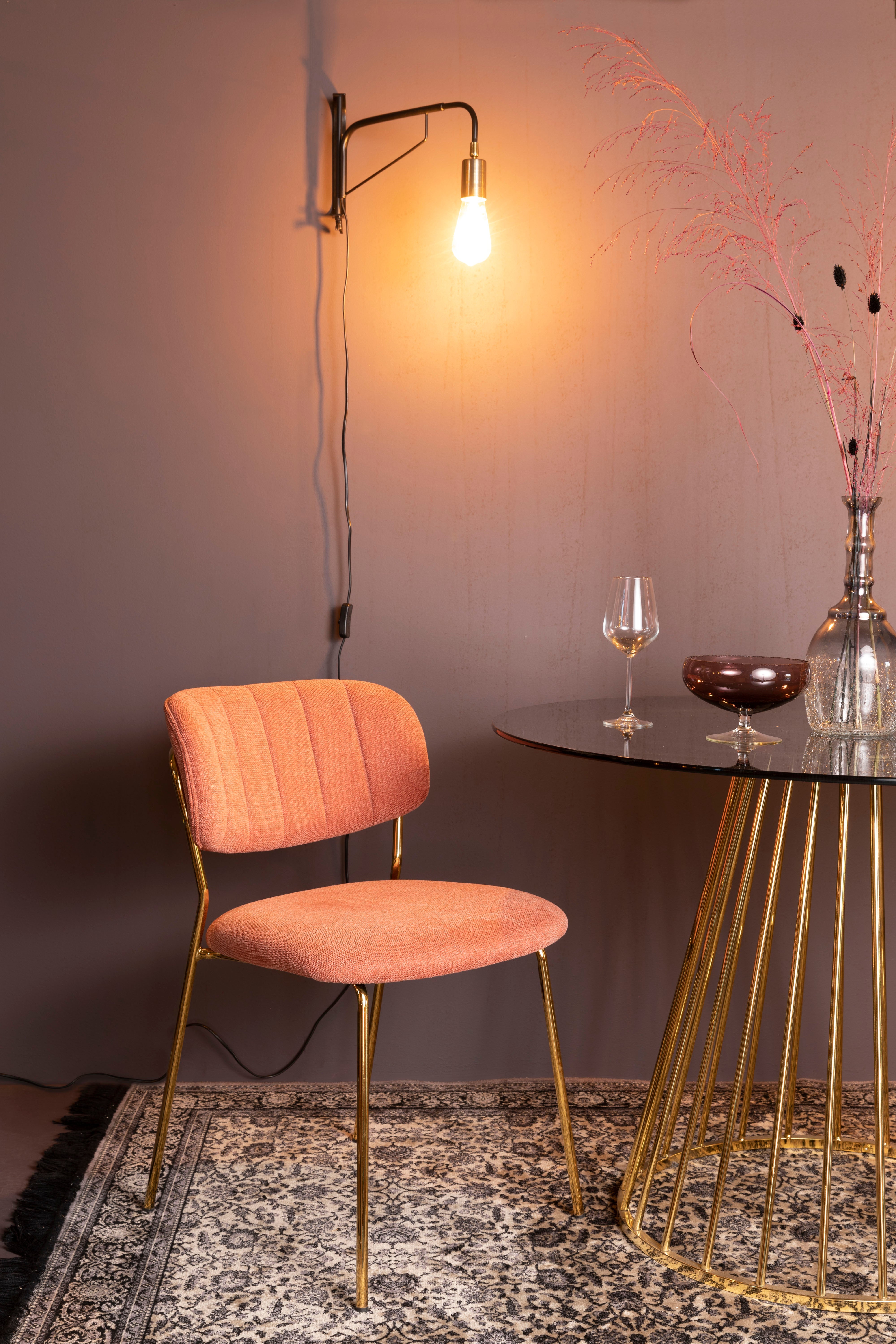Jolien Pink Stuhl mit einer goldenen Basis
