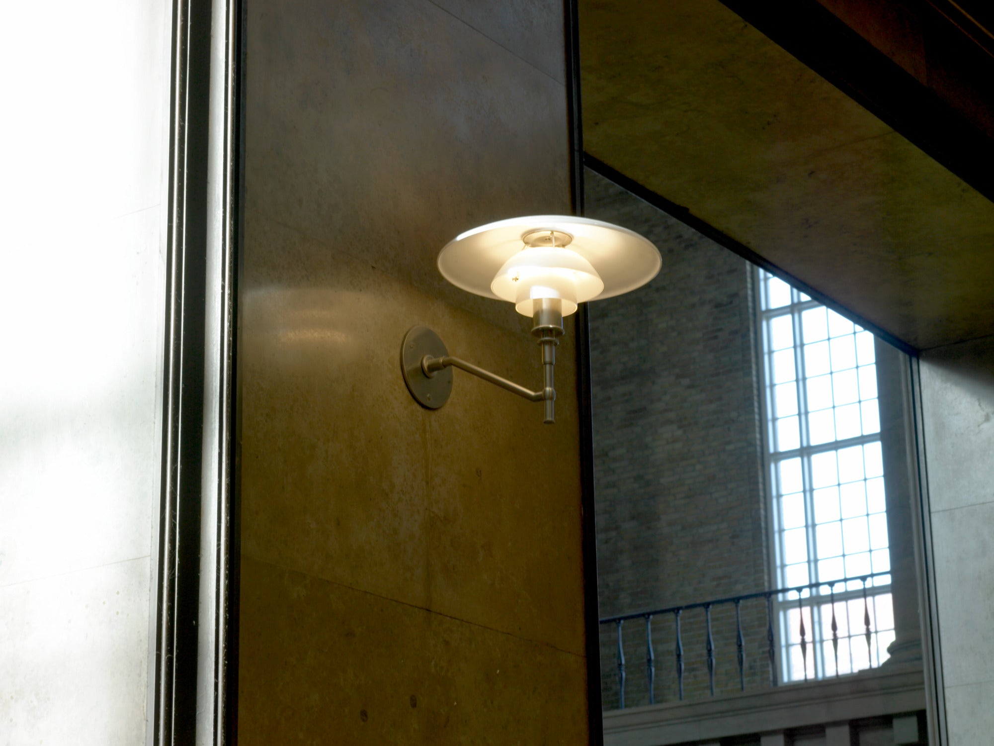 Wandleuchte PH 3/2 weiß mit verchromtem Sockel