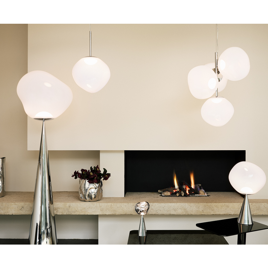 Opaleszenzentischlampe mit einer schwarzen Basis schmelzen