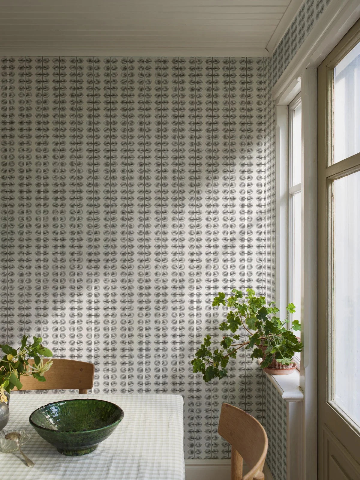 Wallpaper with a plant leaf pattern BERSÅ white with yellow