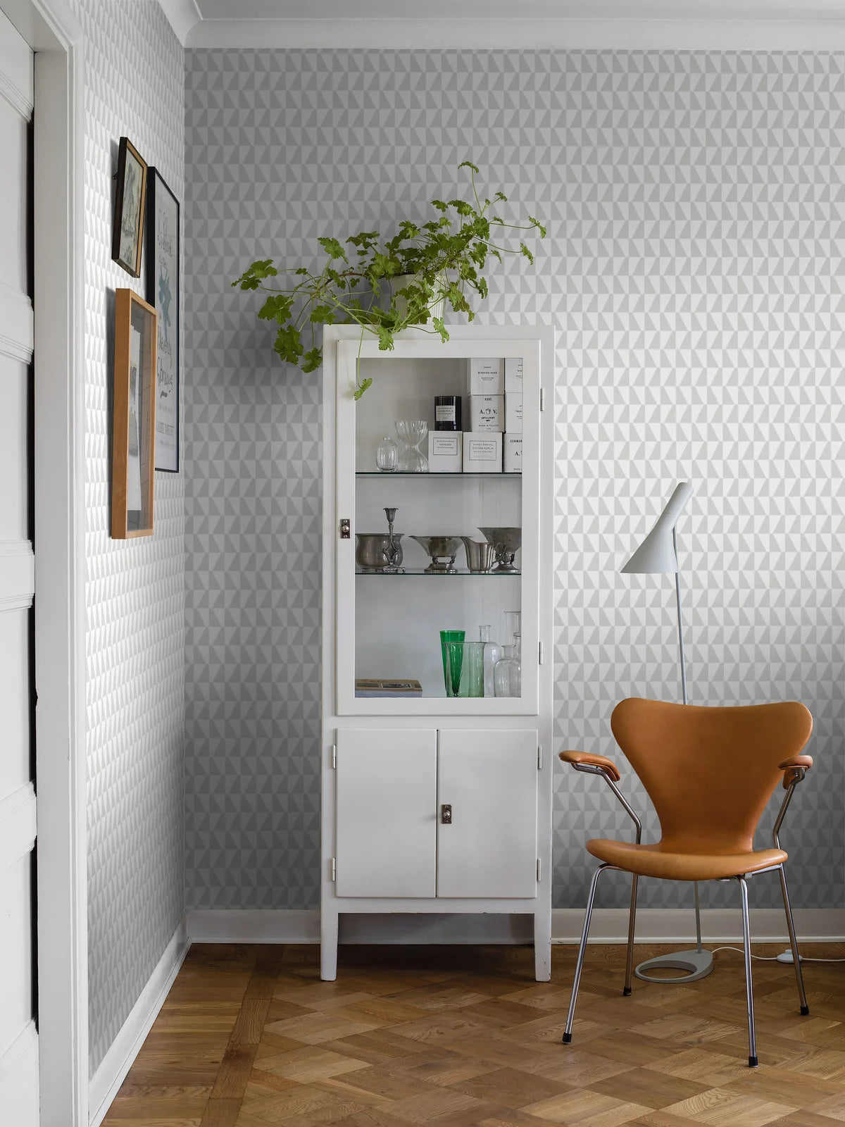 Non-woven paper wallpaper with geometric TRAPEZ pattern in gray and white