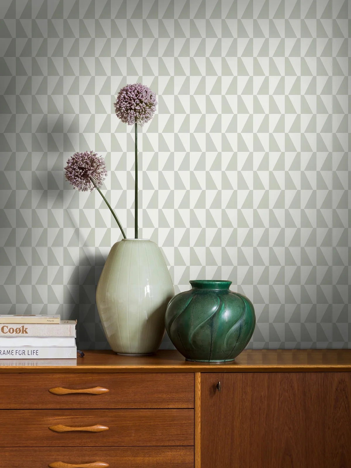 Non-woven paper wallpaper with a geometric TRAPEZE pattern in green and white