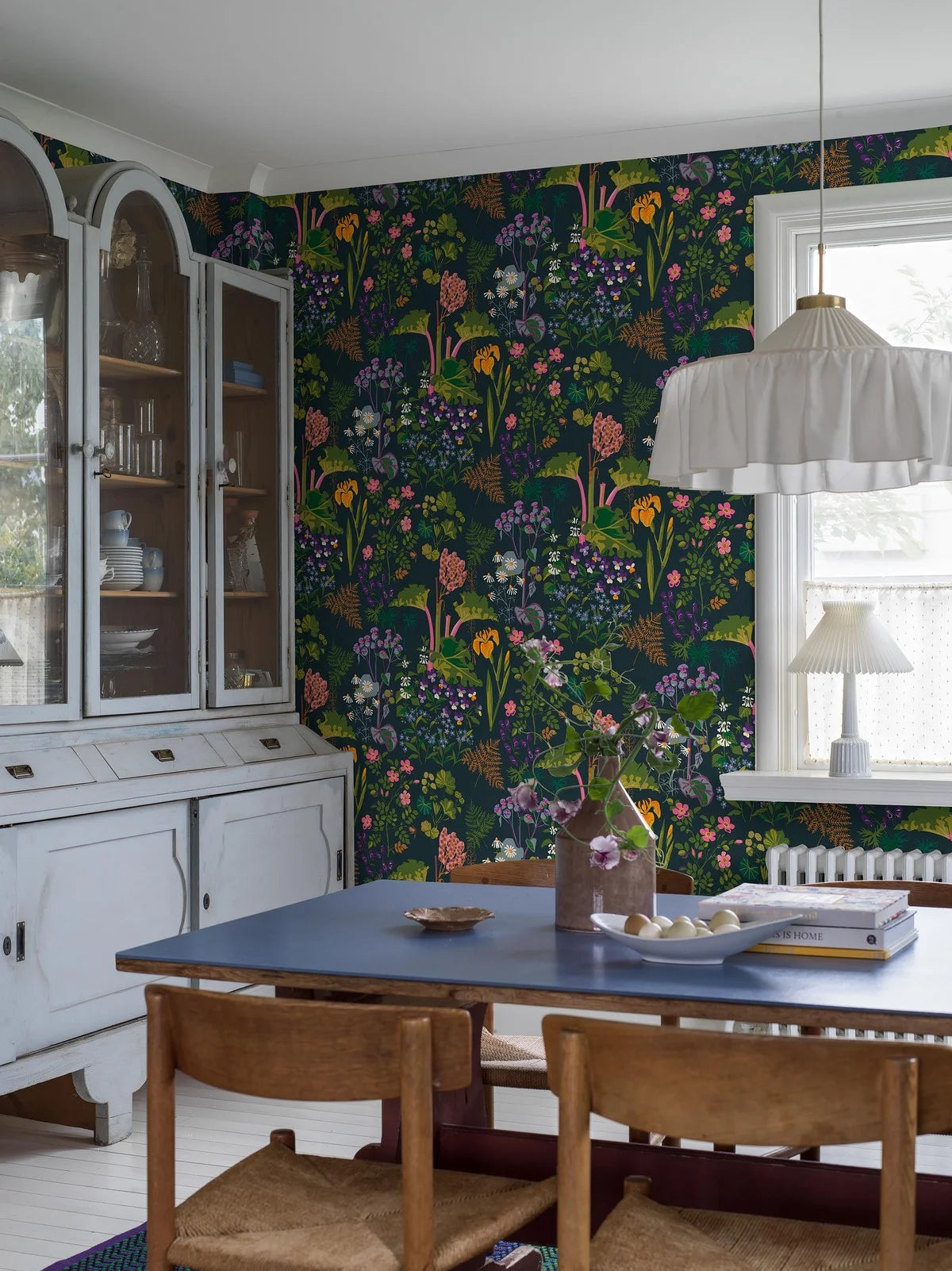 Wallpaper with a floral pattern GOCKEN JOBS RABARBER navy blue