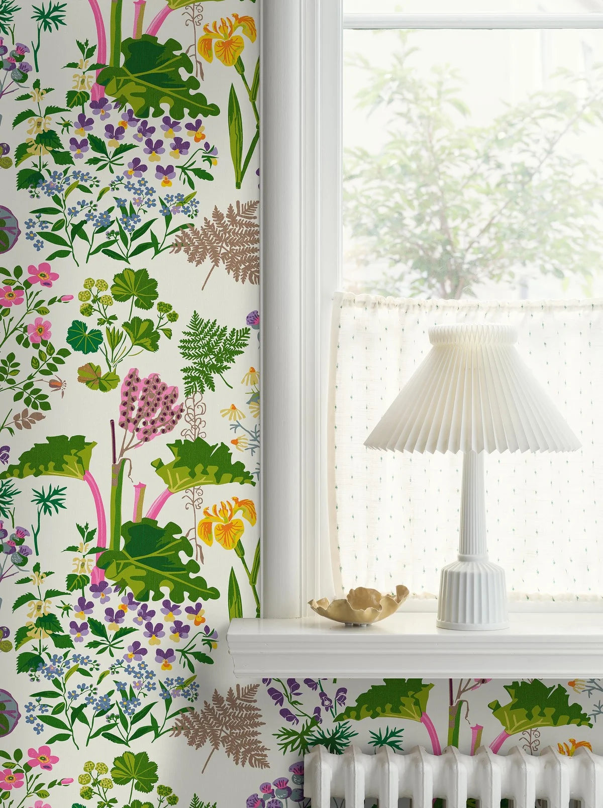 Wallpaper with a floral plant pattern GOCKEN JOBS RABARBER white with green