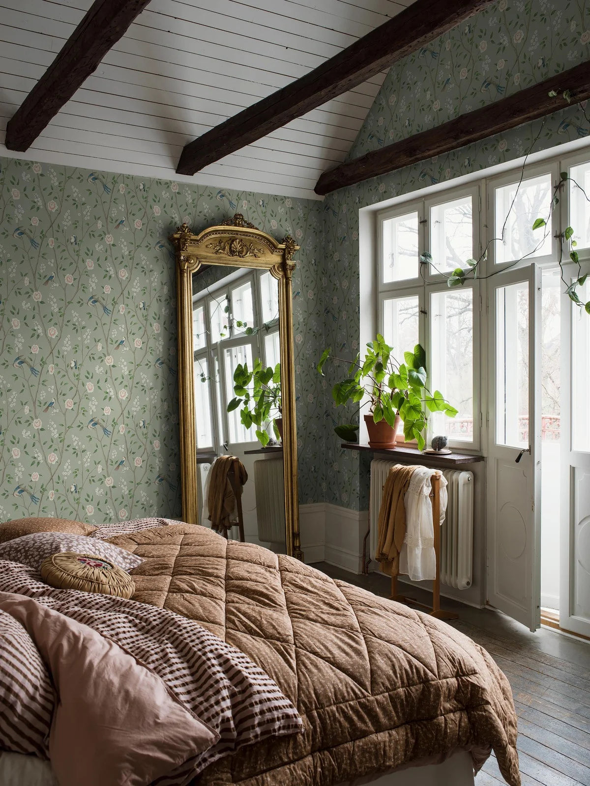 Non-woven paper wallpaper with a botanical pattern PARADISE BIRDS green and white