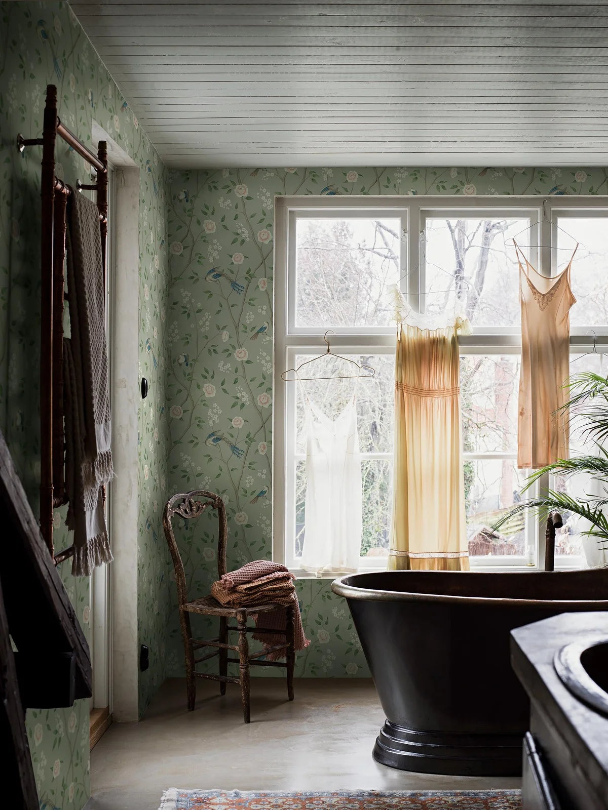 Non-woven paper wallpaper with a botanical pattern PARADISE BIRDS green and white