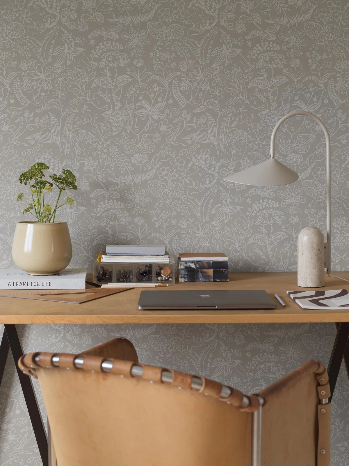 GRAZIA Gray Floral and Leaf Pattern Wallpaper with White