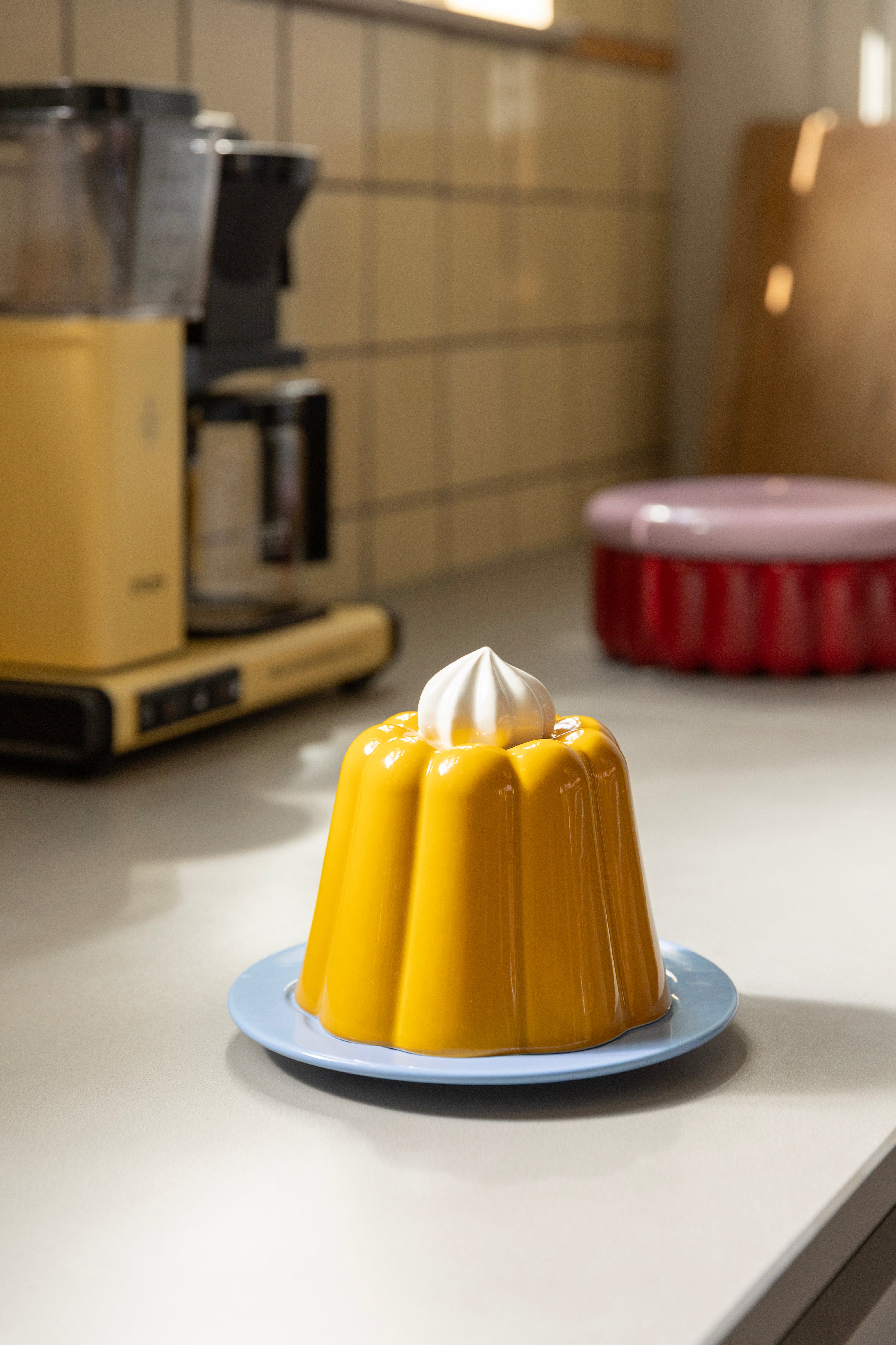 Yellow PUDDING plate with lid, featuring blue and white
