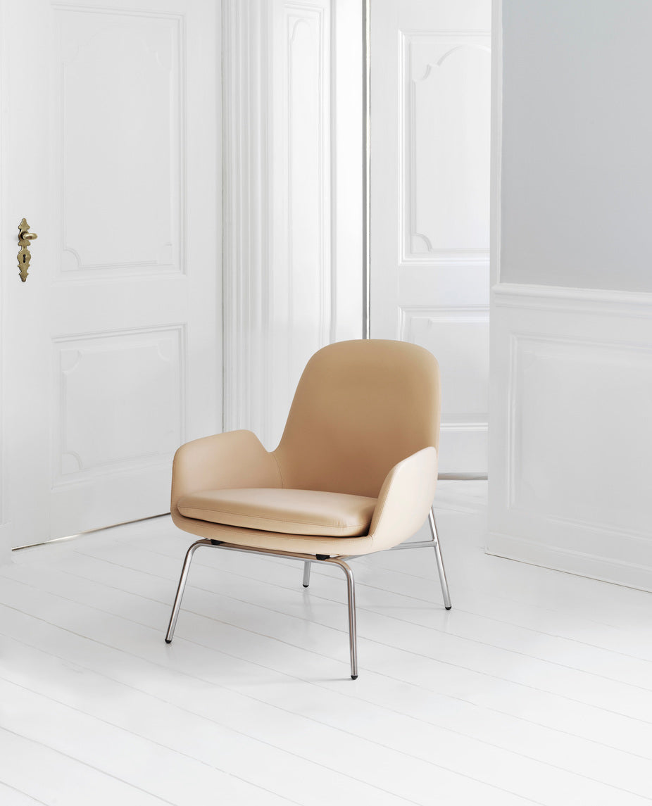Upholstered armchair era low black base