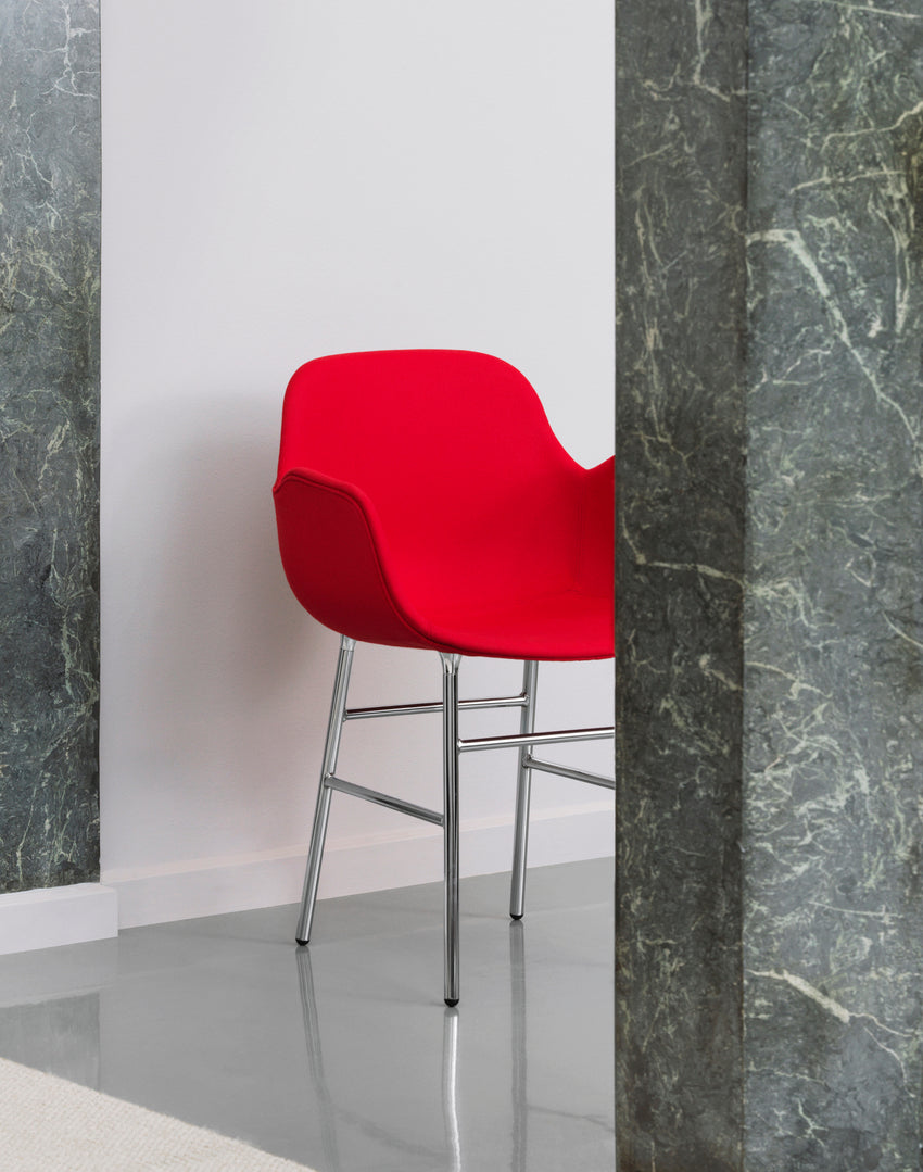 Chair with armrests of forms warm gray with a golden base