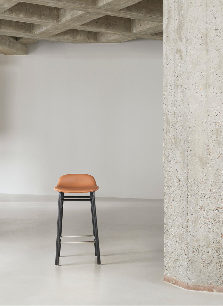 Hocker bildet blau mit einer Eichenbasis
