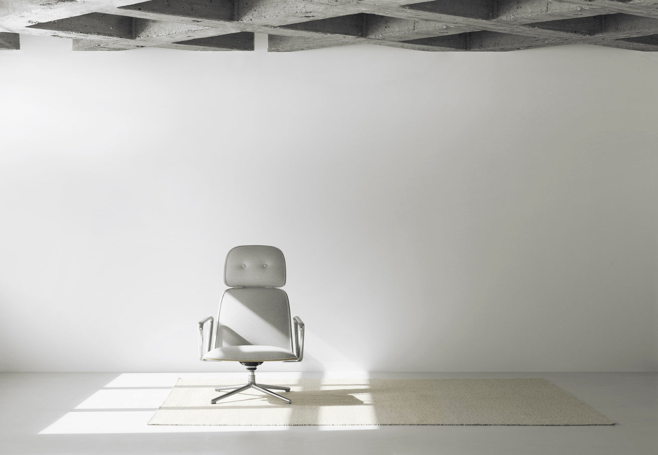 PAD High rotary armchair with an aluminum base