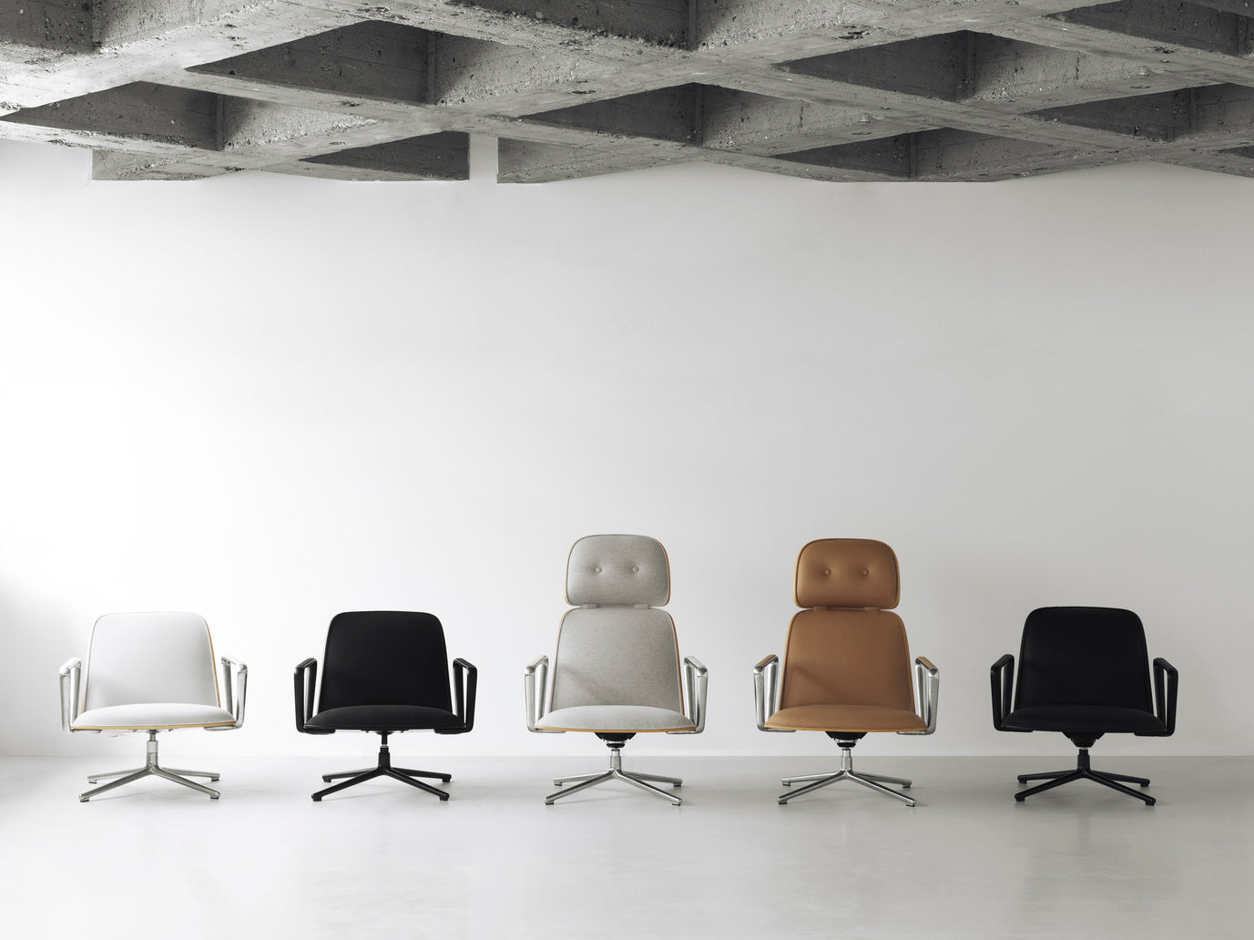 PAD LOW ROTAL Armchair Oak Veneer with adjustable black base