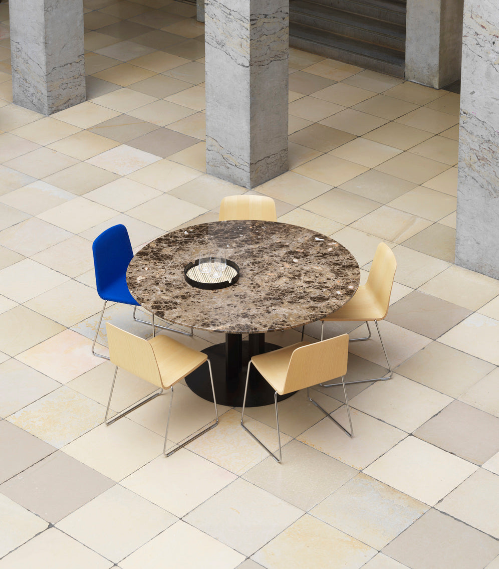 Rundtisch Scala Sand Marmor Top mit einer schwarzen Basis