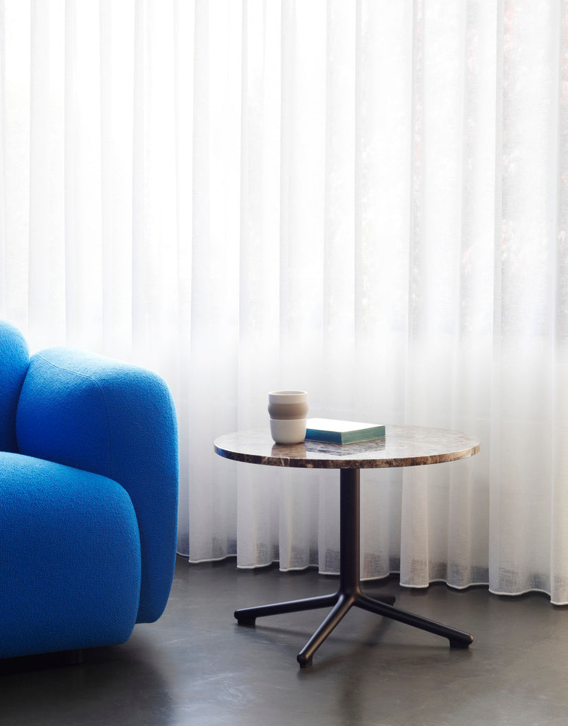 Couchtisch Mondsand Marmoroberteil mit einer Aluminiumbasis