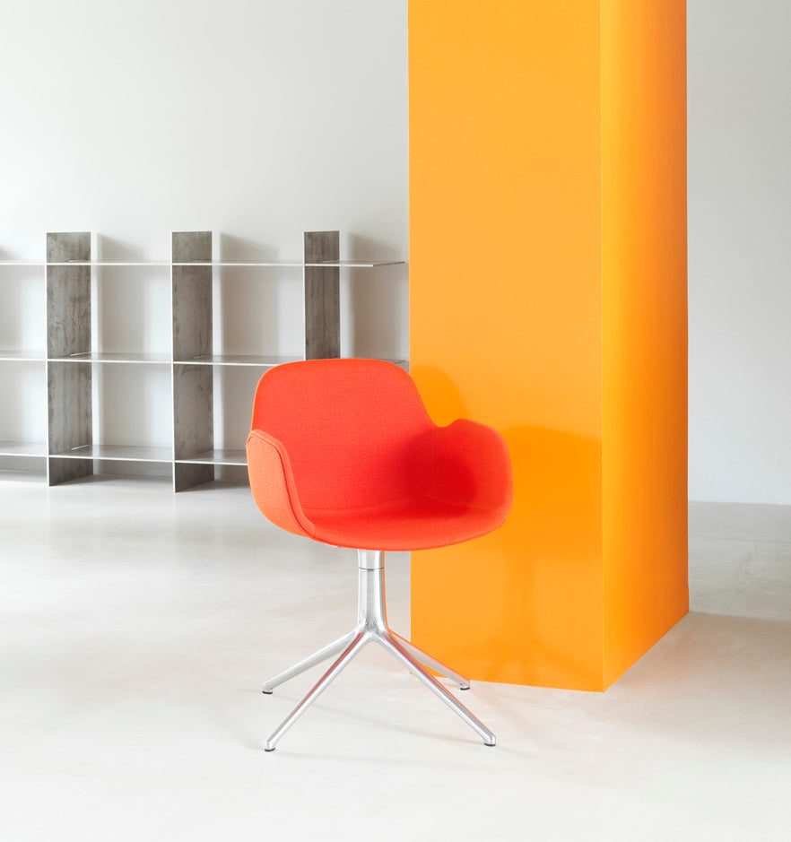 Office chair with armrests of 4L Blue Forms with an aluminum base