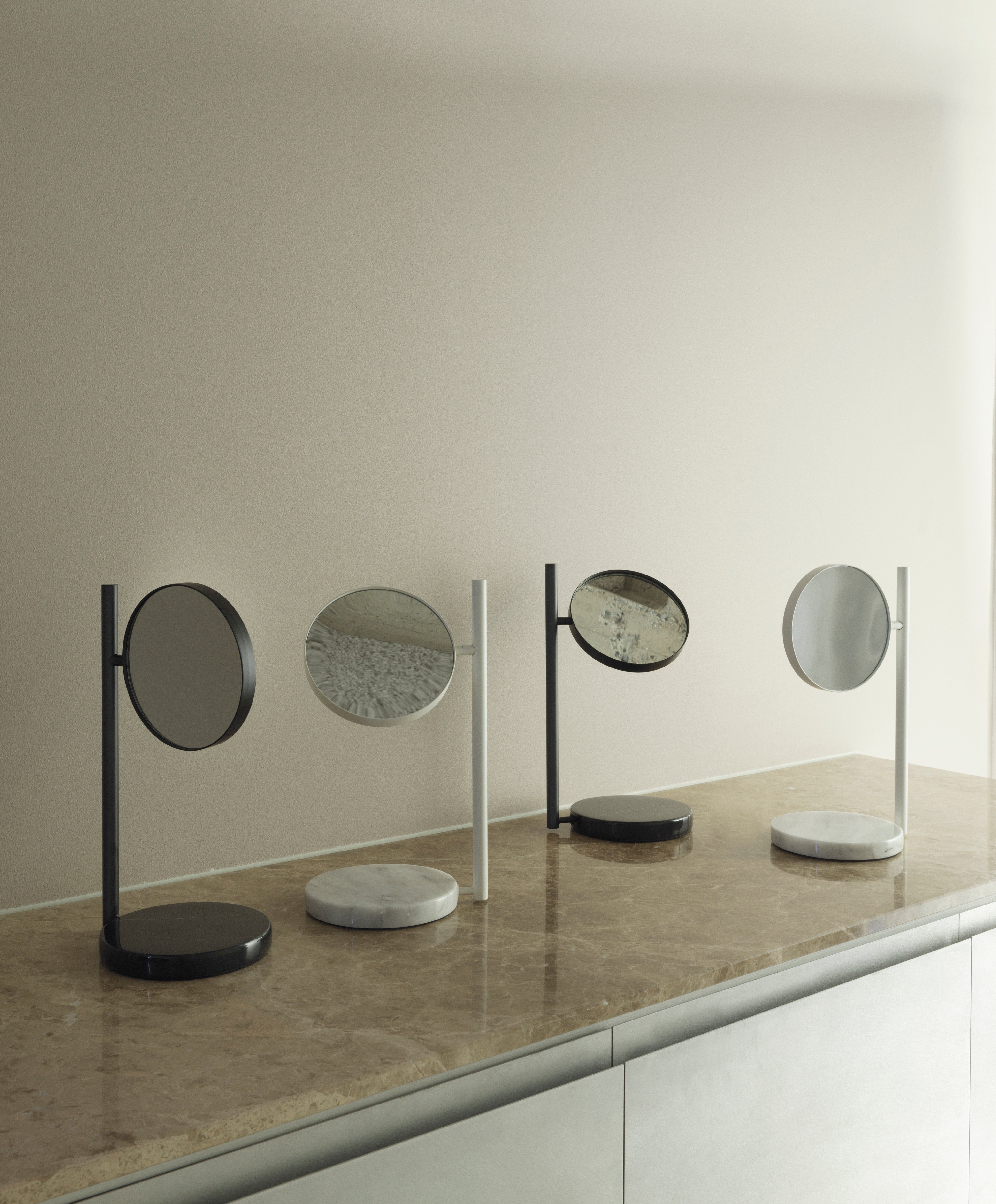 Freestanding mirror POSE black marble