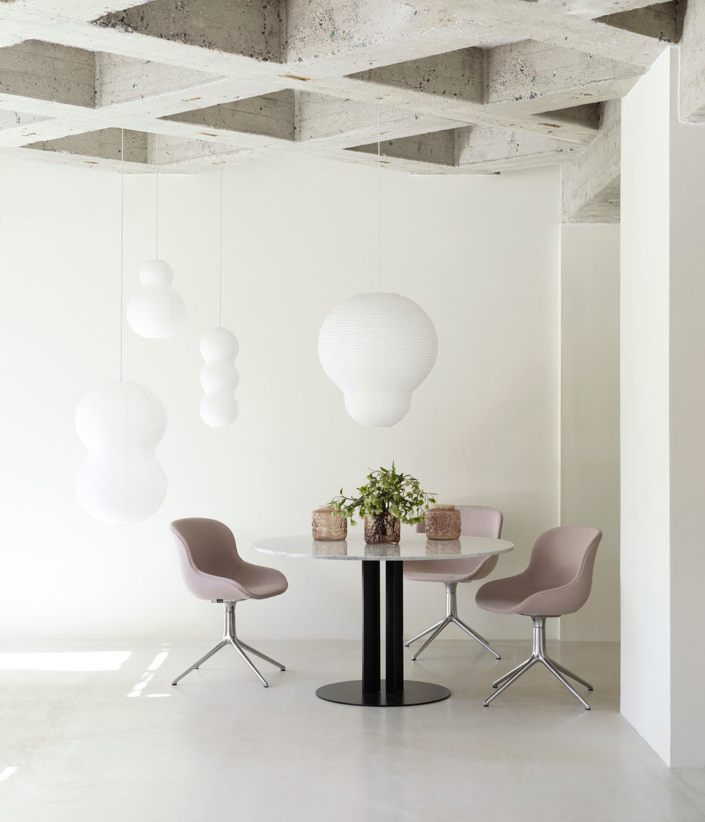 Runde Tisch Scala White Marmor Top mit einer schwarzen Basis
