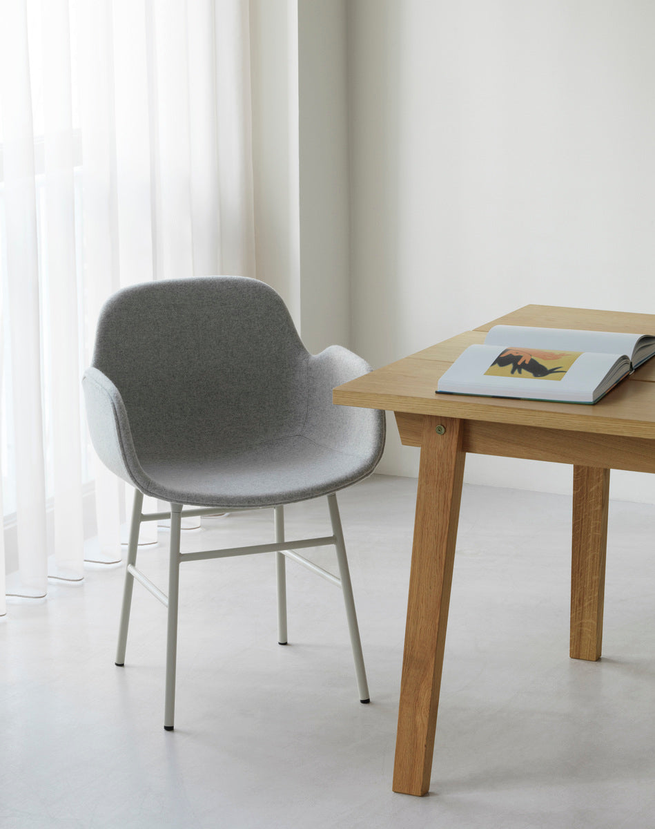 Upholstered chair with armrests of forms with a golden base