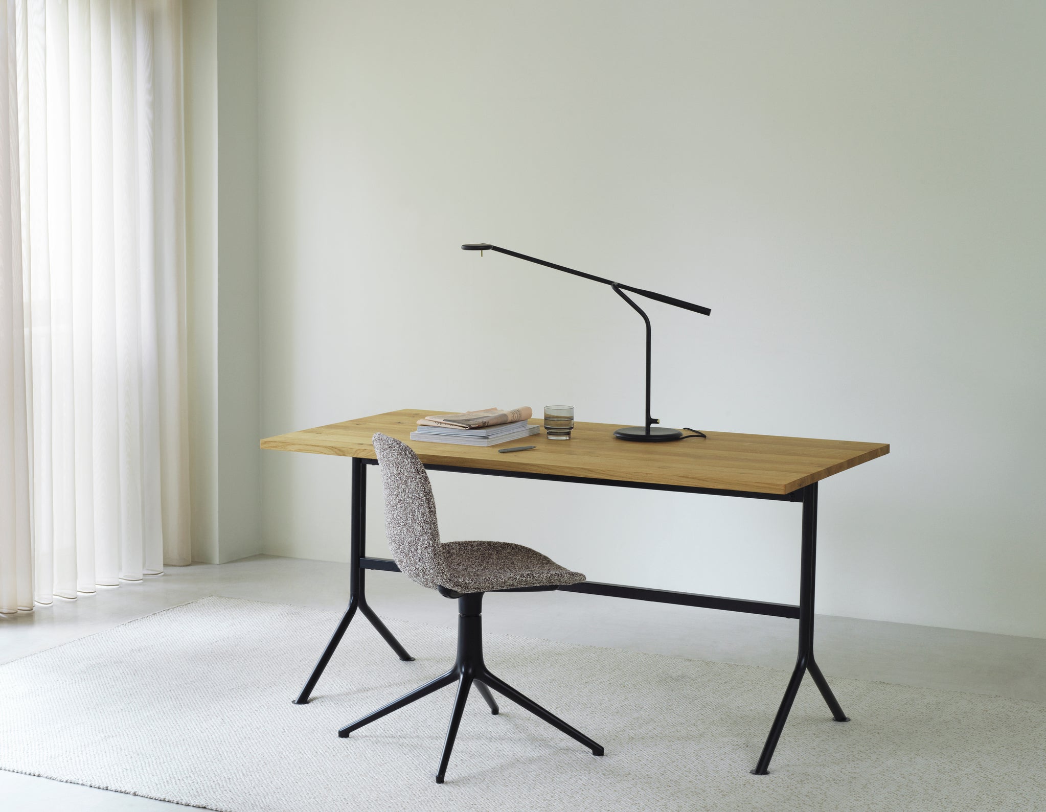 Kip Desk Natural Pine mit grauer Basis