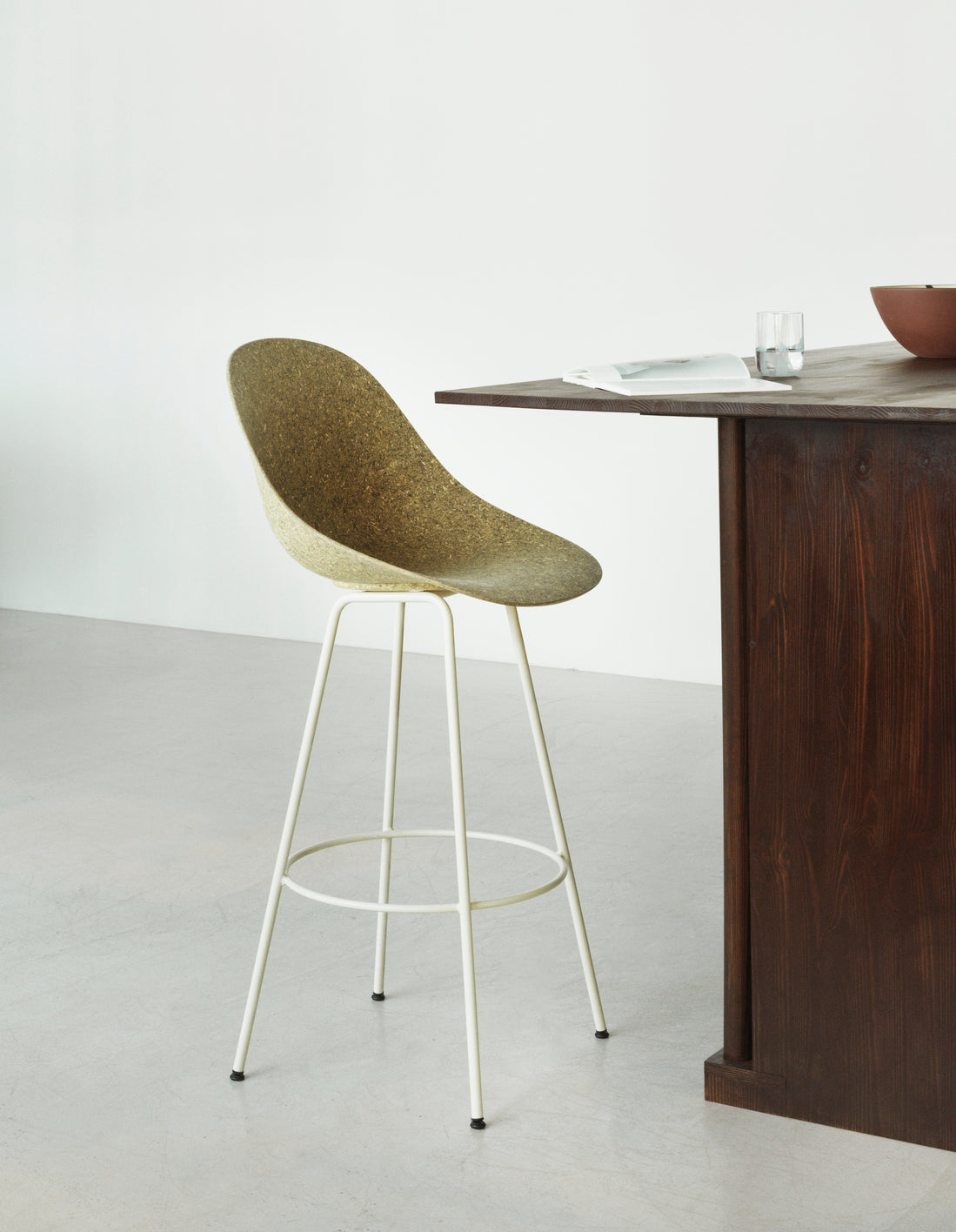 Bar chair with backrest of green mat with a cream base