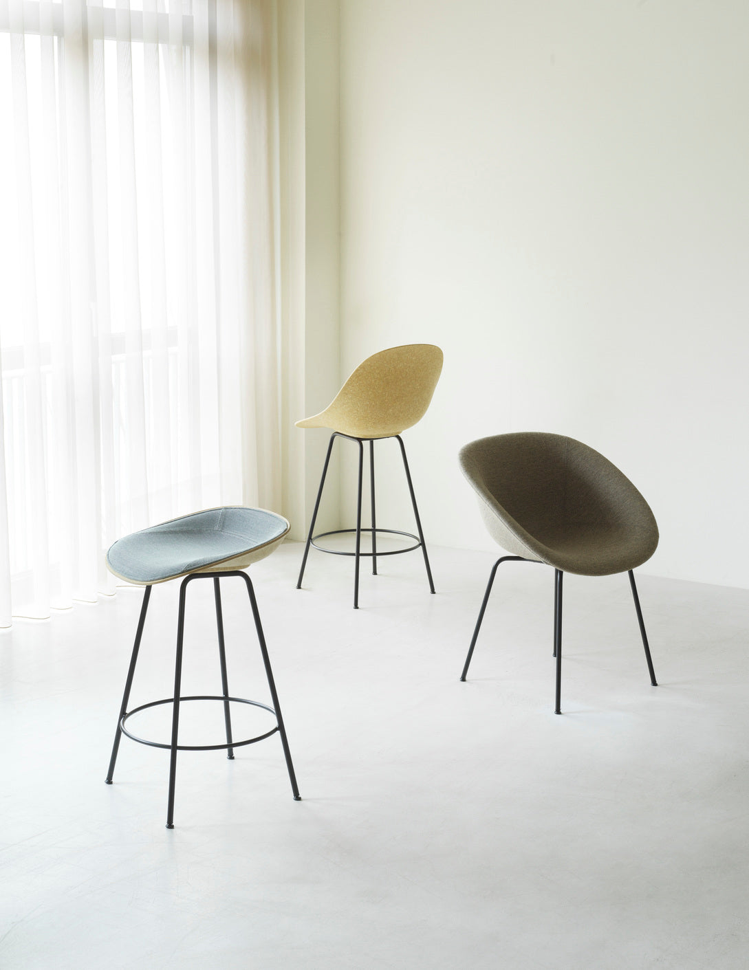Bar chair with backrest of green mat with a cream base