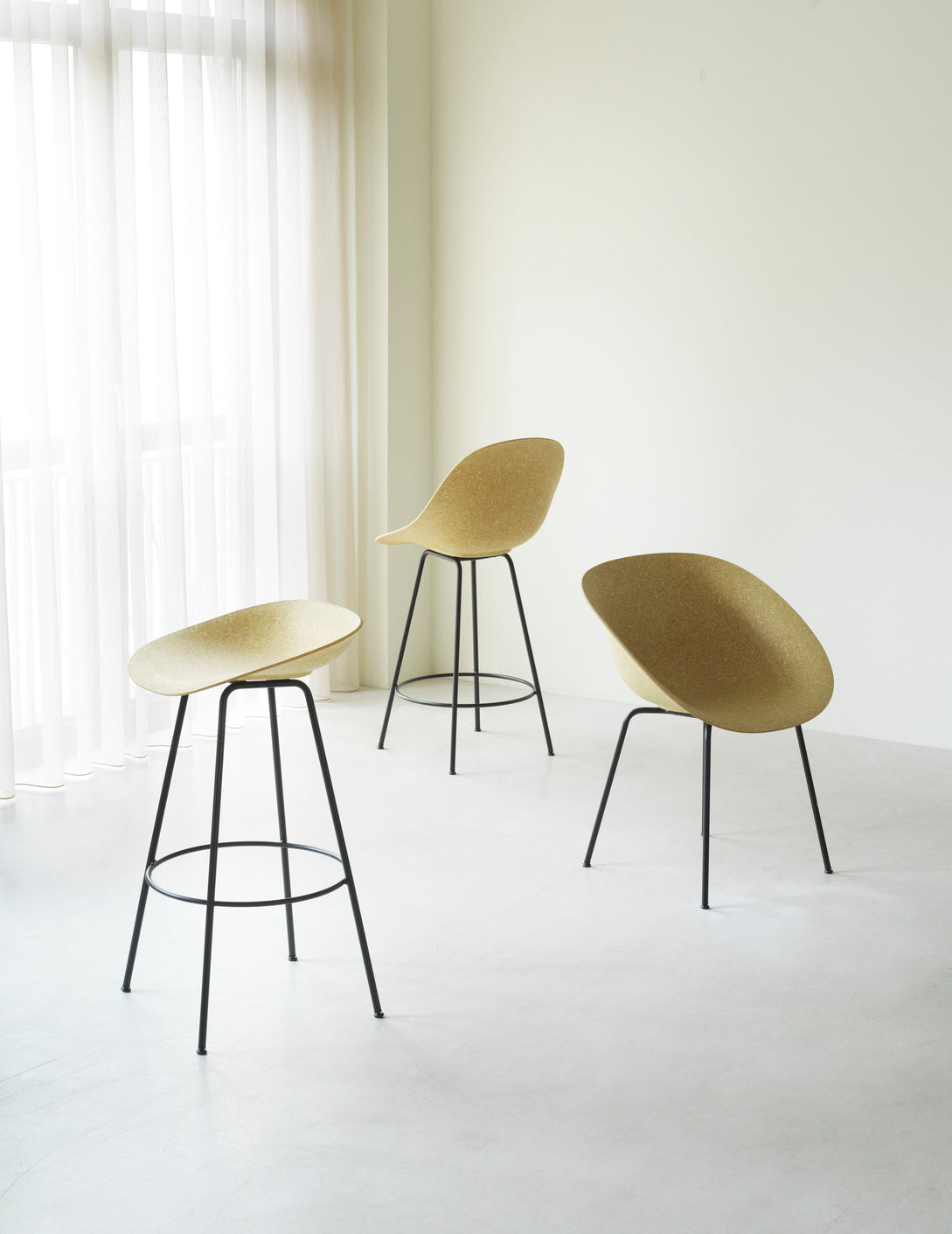 Bar chair with backrest of green mat with a cream base