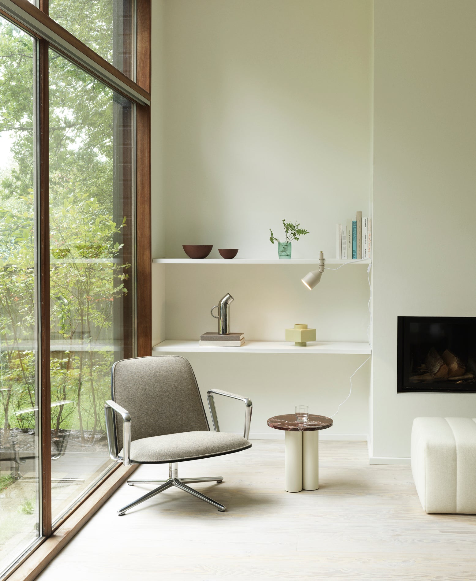 PAD LOW ROTAL Armchair Oak Veneer with adjustable black base