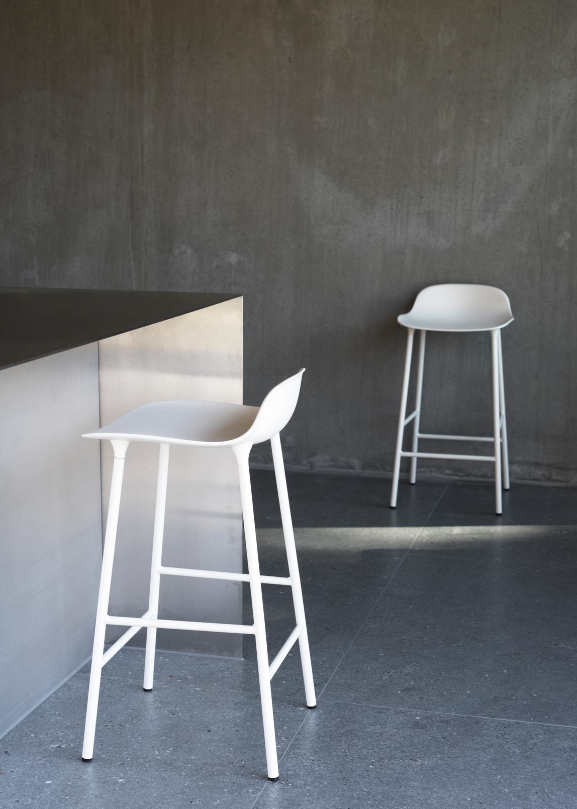 Hocker bildet warmes Grau