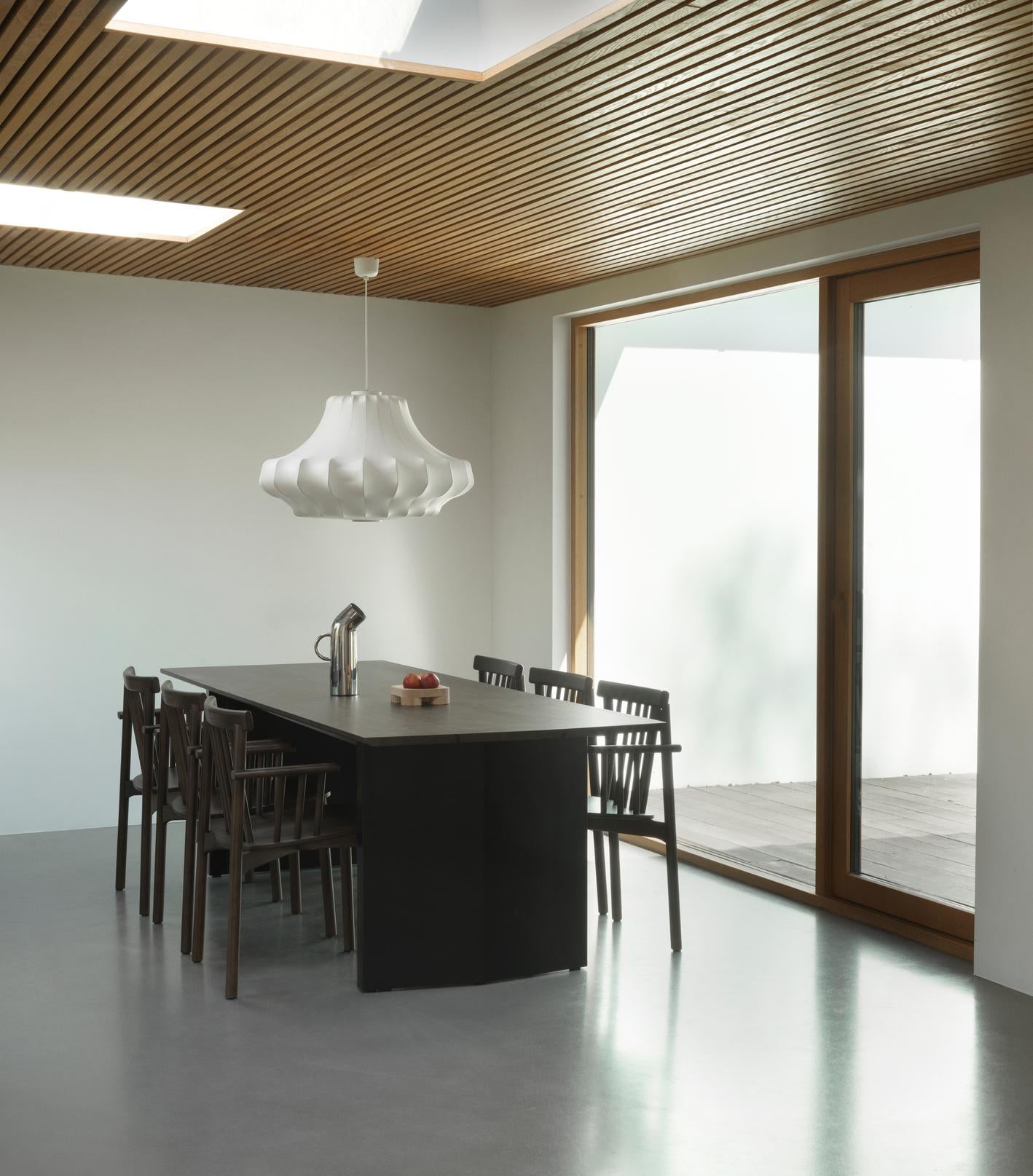Creme -Panel -Tisch