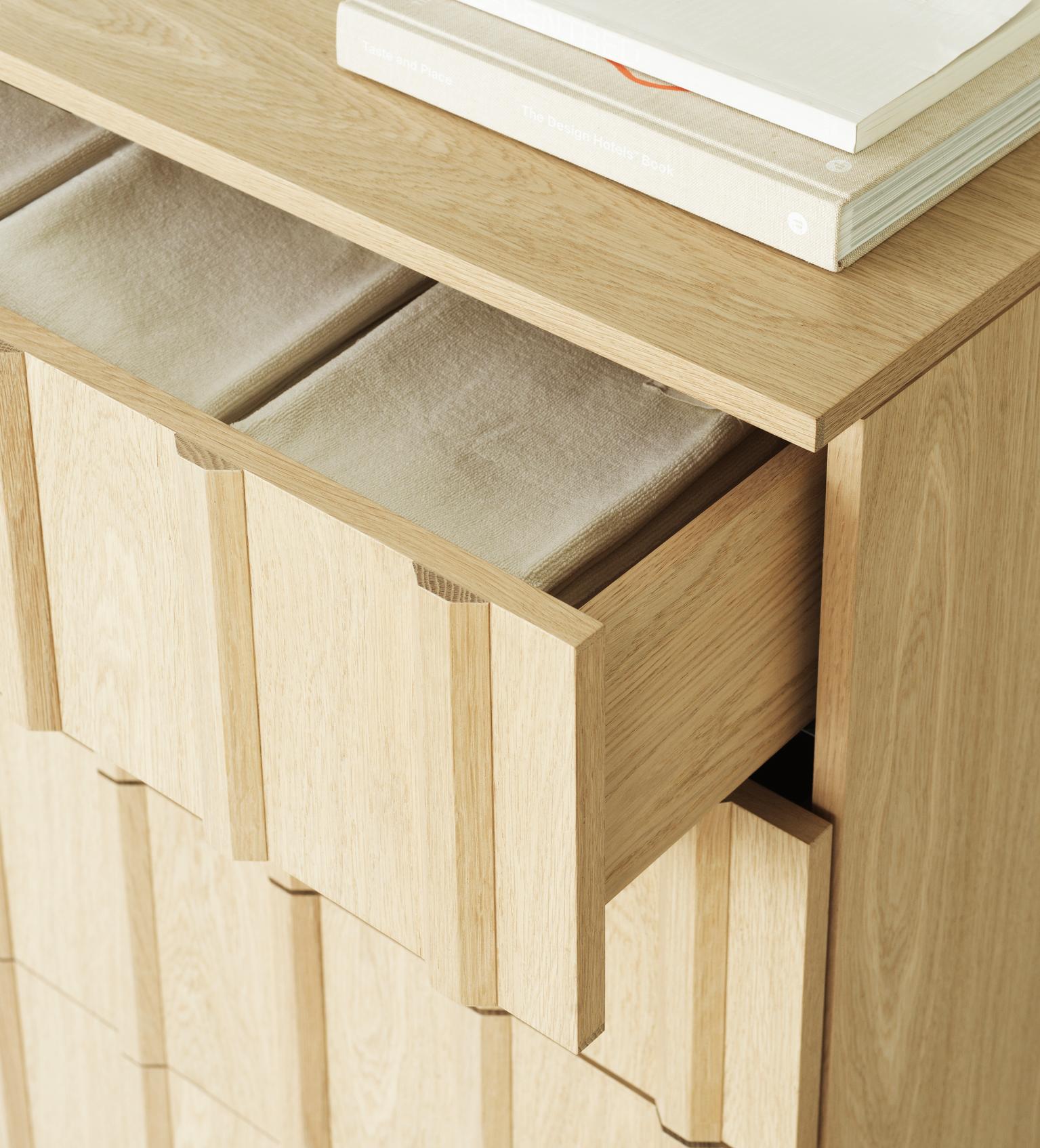 Chest of drawers with RIB drawers oak veneer