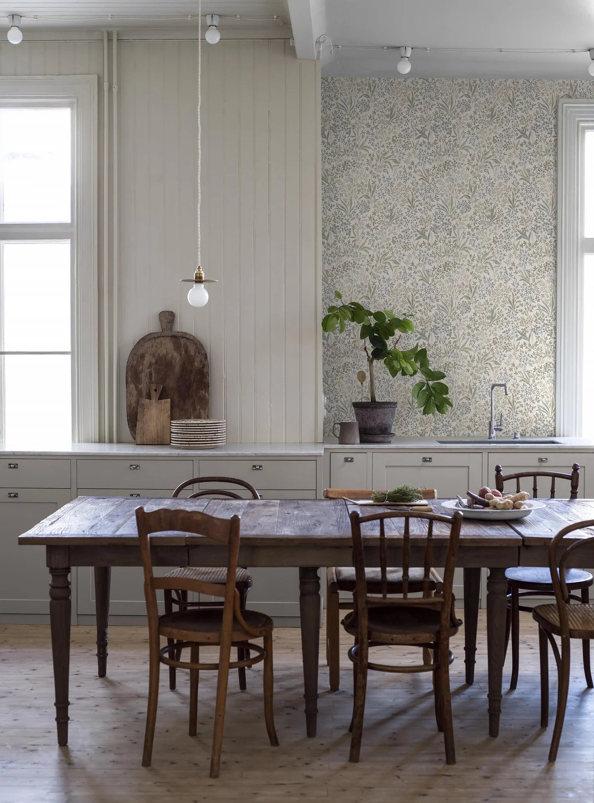 Non-woven paper wallpaper with a botanical pattern NOCTURNE beige with green