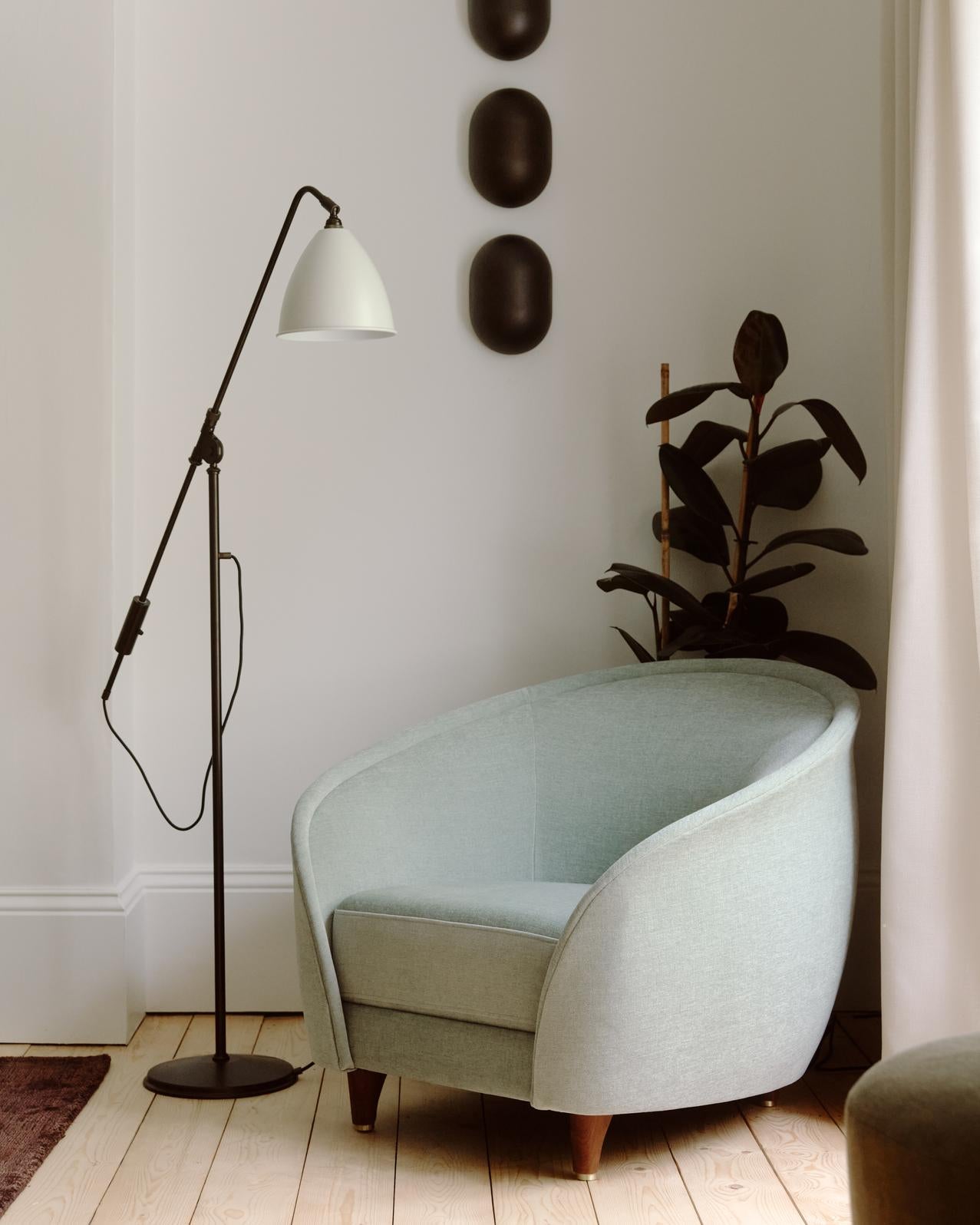 HOWARD black wall lamp