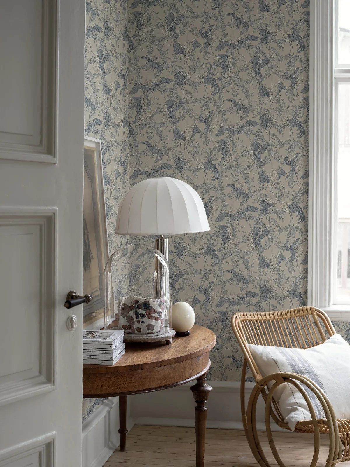 DANCING CRANE Cream Wallpaper with Bird Animal Motif in Blue