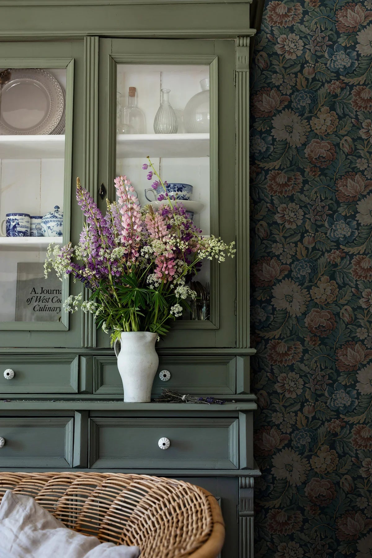 NIGHTINGALE GARDEN floral pattern wallpaper in muted blue
