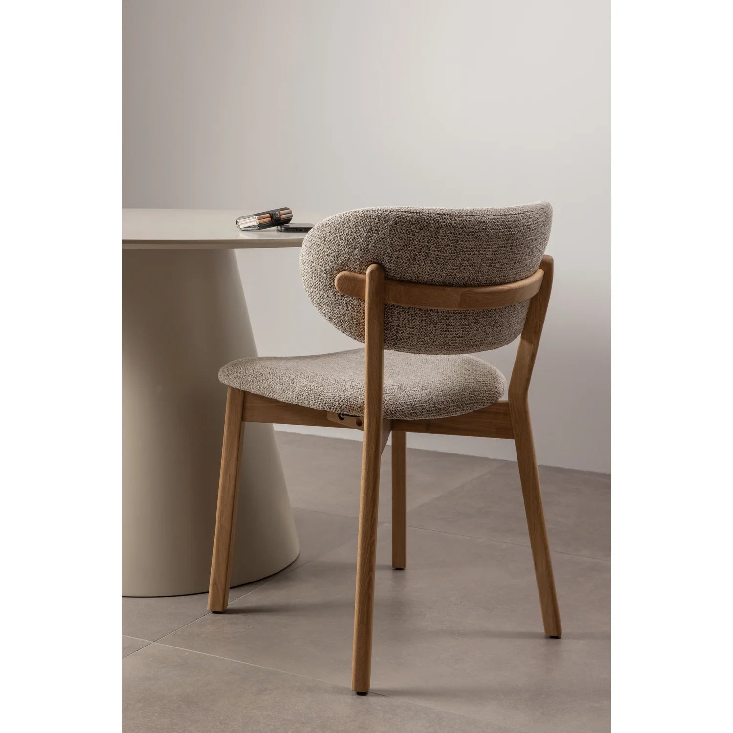 Stuhl UDAR grau-beige mit Holzgestell