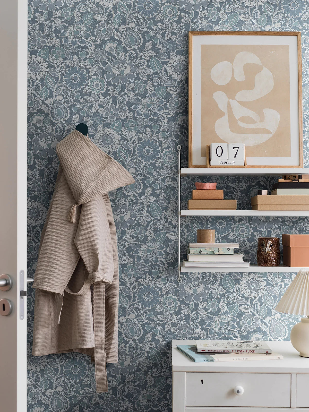 Non-woven paper wallpaper with a floral pattern SONJA blue