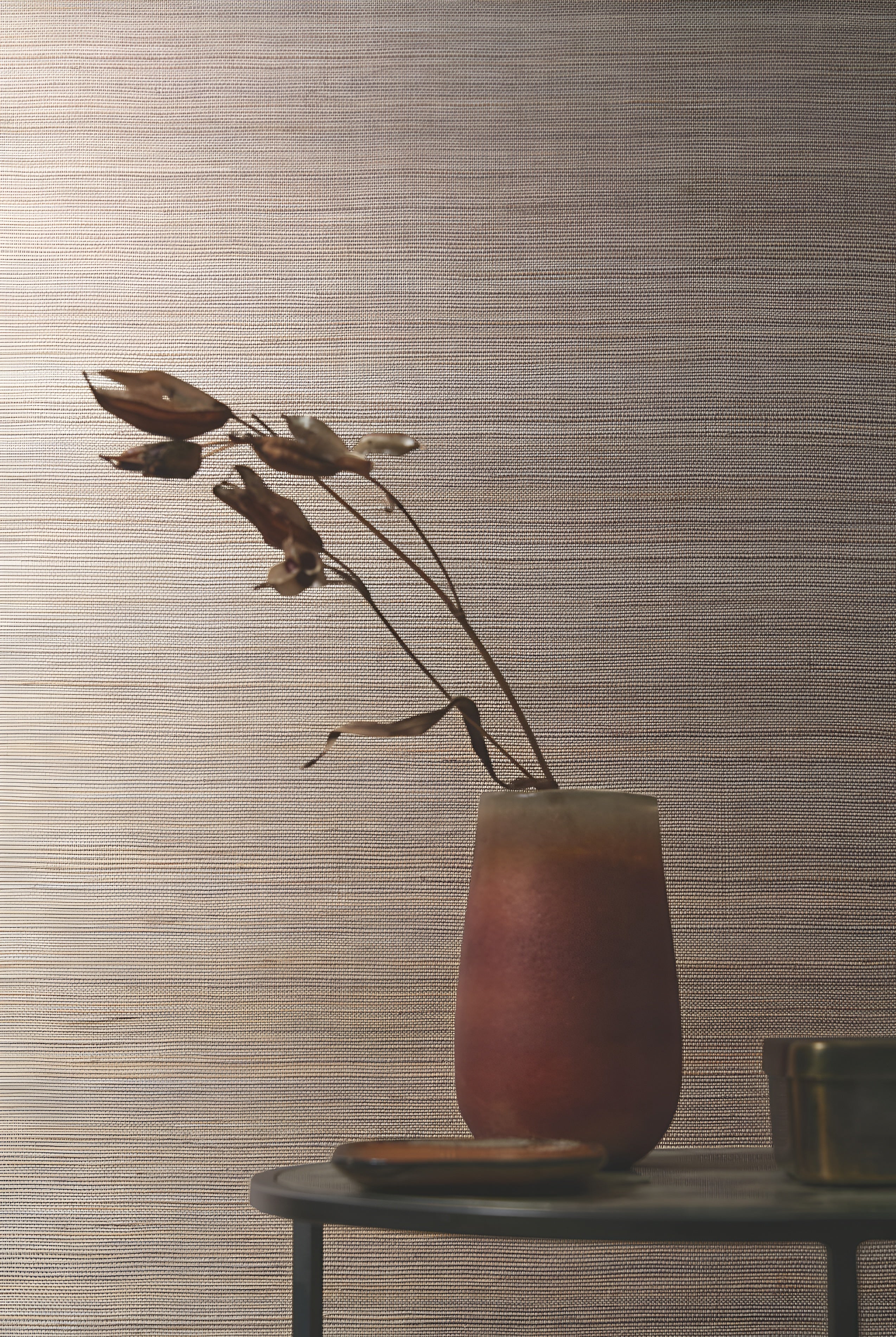 Structural plant fiber wallpaper PICTA - NOIR / GRENAT black with burgundy