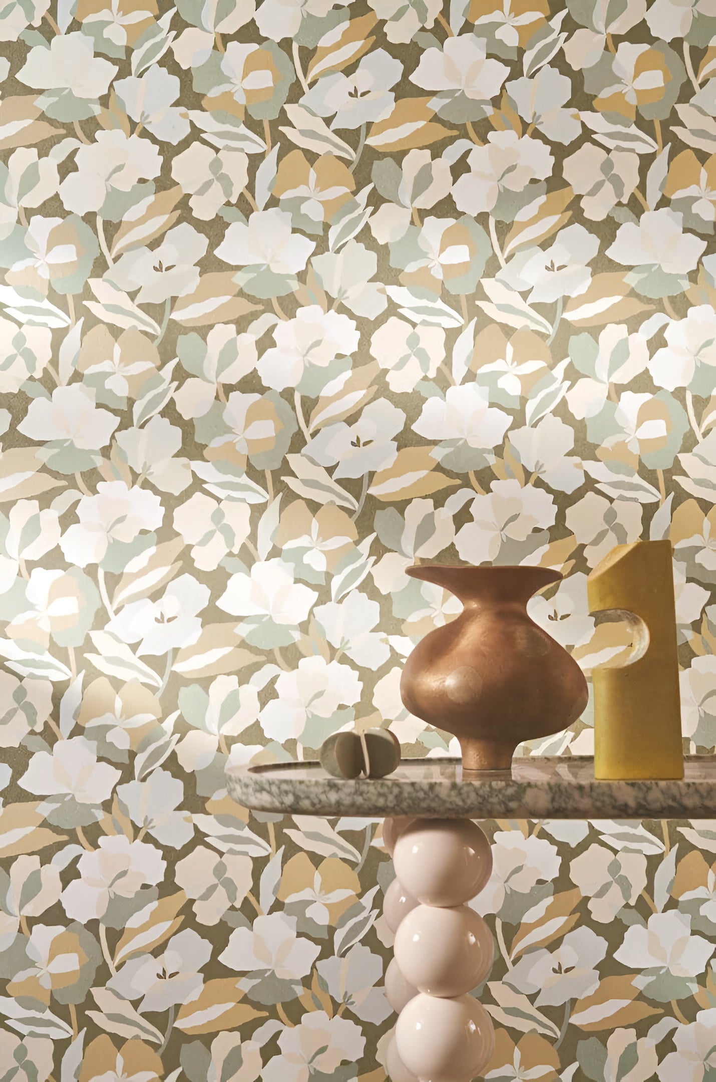 Non-woven wallpaper with a plant motif AMARYLLIS - SAGE/NACRÉ pale green with beige