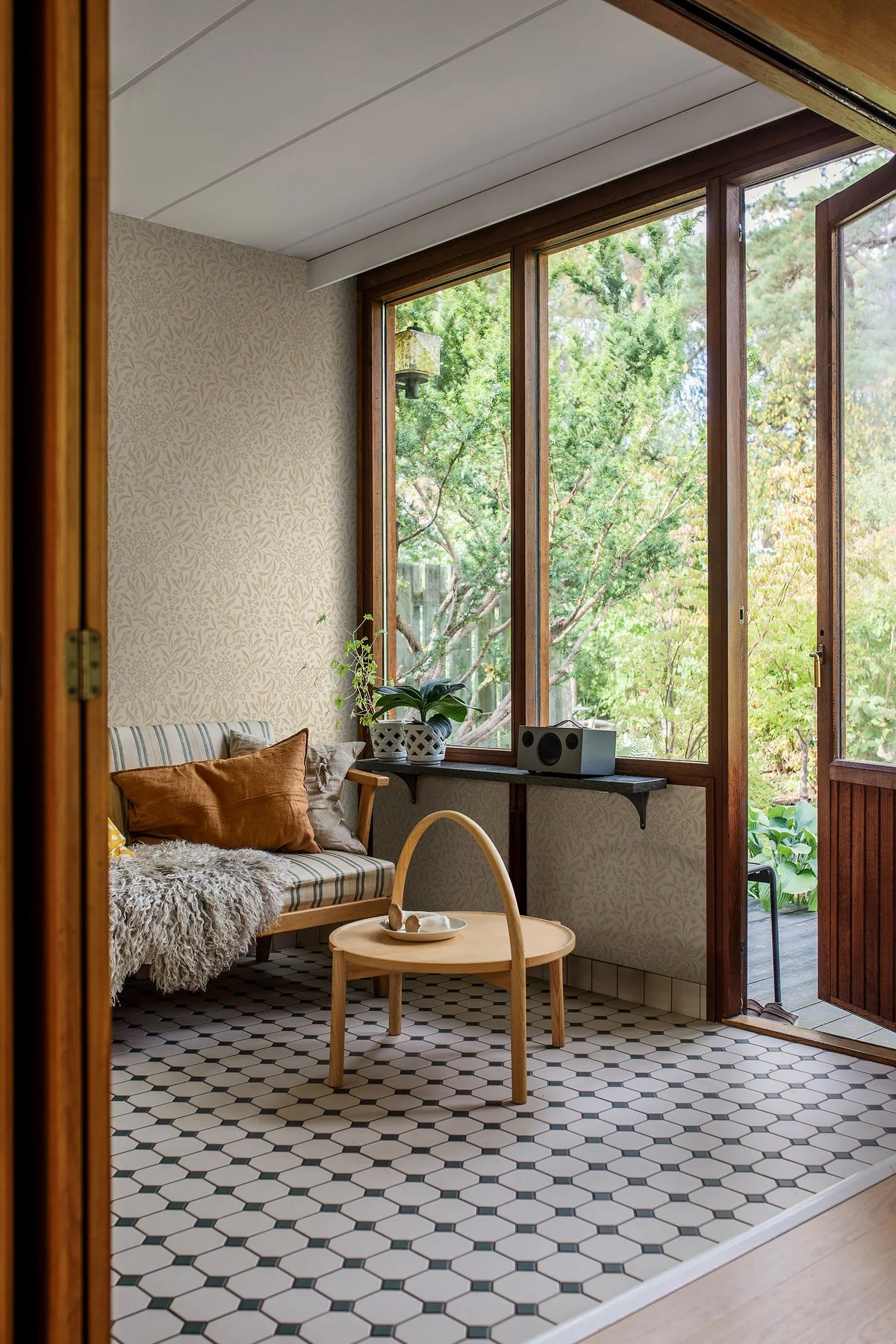 Non-woven paper wallpaper with a plant pattern KRYDDHYLLAN beige with cream