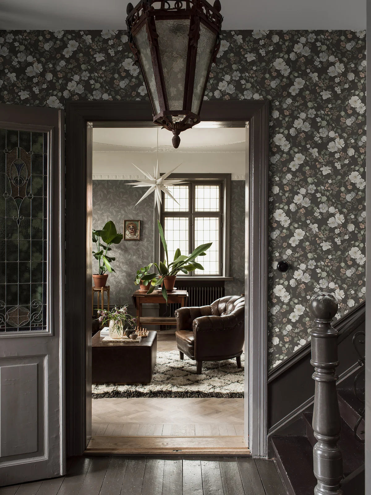 Non-woven paper wallpaper with an enchanting flower pattern in brown and white