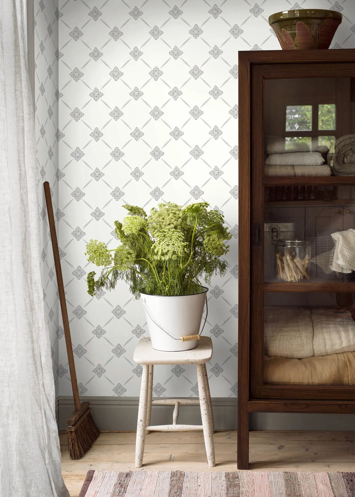 Non-woven paper wallpaper with a botanical pattern LINNÉ warm white with gray-beige