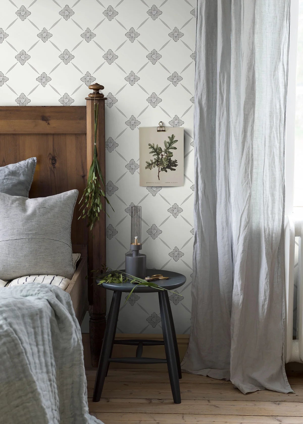 Non-woven paper wallpaper with a botanical pattern LINNÉ warm white with gray-beige