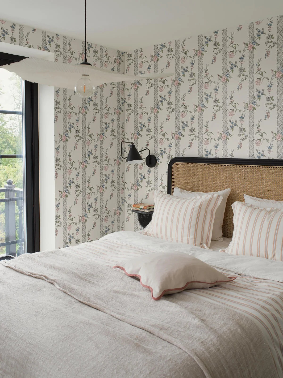 Striped wallpaper with a floral pattern SLOTTSTEATERN white with gray