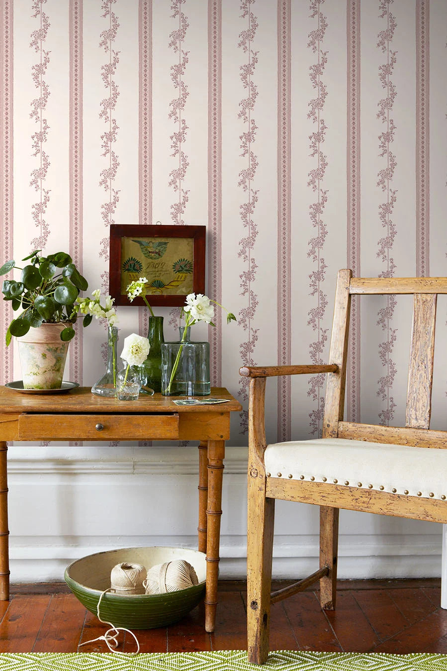 Non-woven paper wallpaper with a floral pattern DROTTNINGHOLM pink with cream