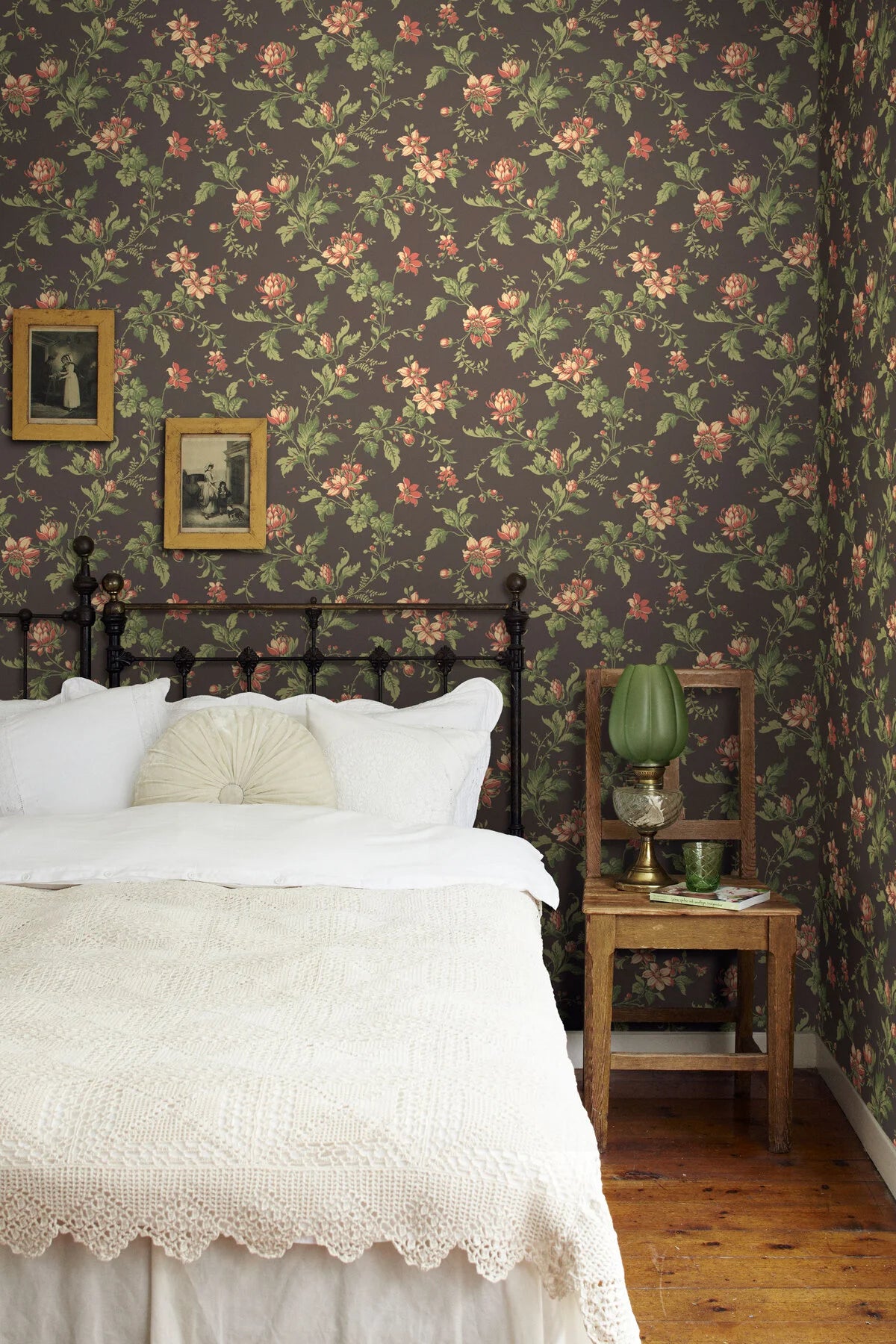 Non-woven paper wallpaper with a floral pattern BLOMSLINGA brown